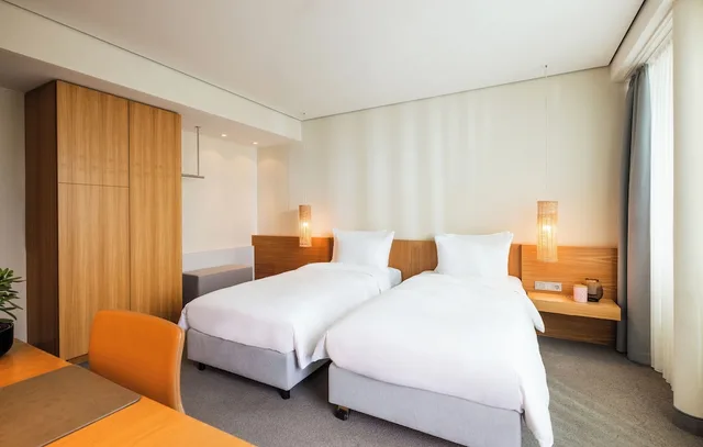 غرفة بسريرين منفصلين في طابق مرتفع، Lindner Hotel Berlin Ku'damm, part of JdV by Hyatt 2/2