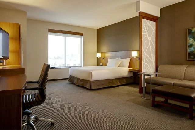 غرفة بسرير كينج بإطلالة على النهر مع أريكة، Hyatt Place Wilmington Riverfront 2/10