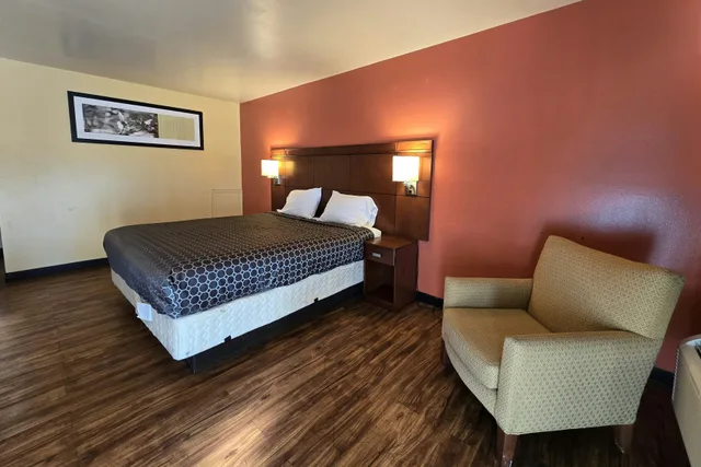 غرفة بسرير كينج للمدخنين، Sunrise Inn By OYO Newport News US-60 3/6