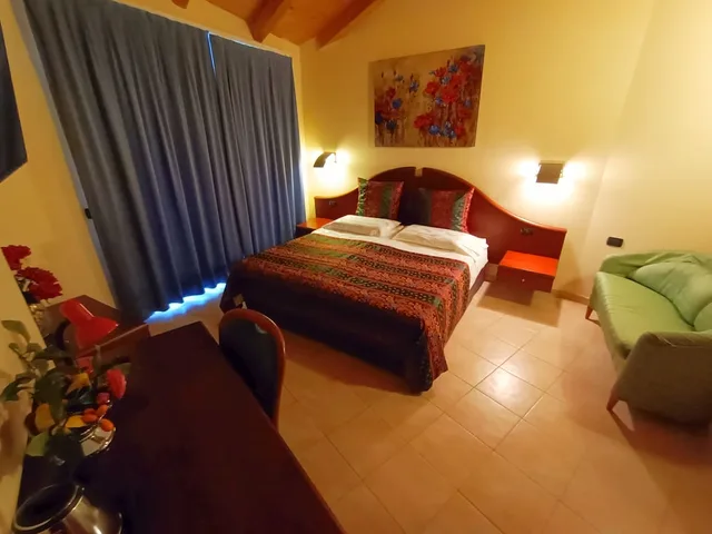 غرفة حصرية بسرير كوين بغرفة نوم واحدة مع أريكة، Villa Isabella Hotel & Residence 4/6