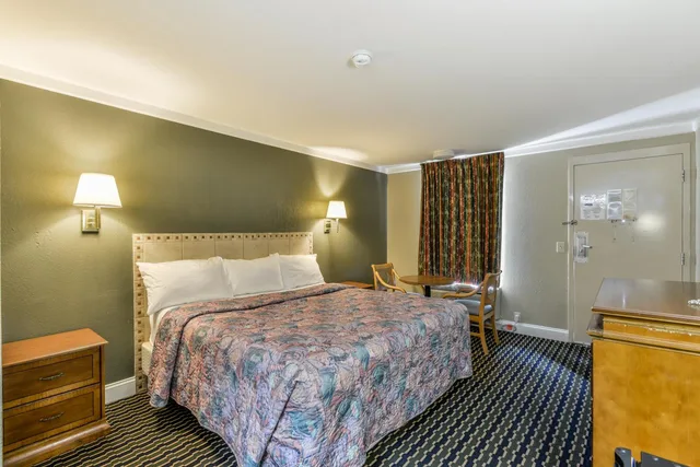 غرفة بسرير كينج، Wake Inn Hotel 1/4