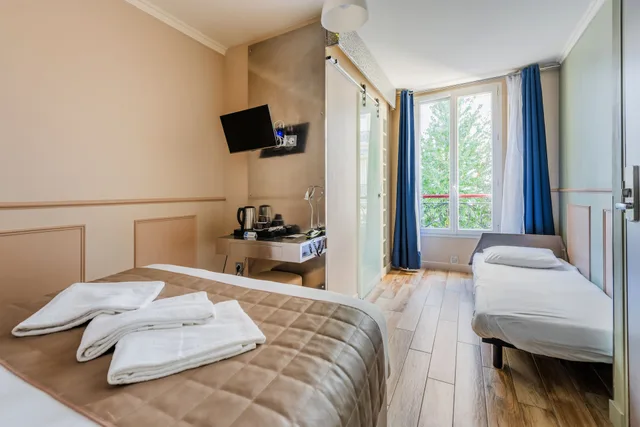 Street, Double Bed, Ground Floor، District Republique 2/5