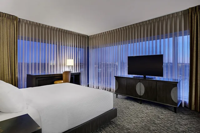 1 Bedroom, Tower, Suite, King Bed، The Southlake Hotel 3/10