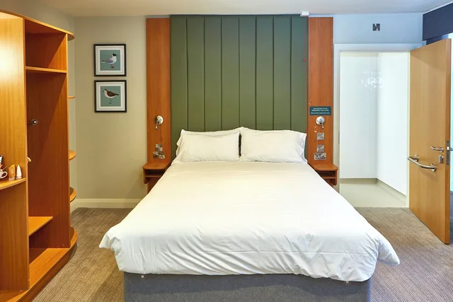 Wet, Classic, Double Bed, Craigside Manor 2/4