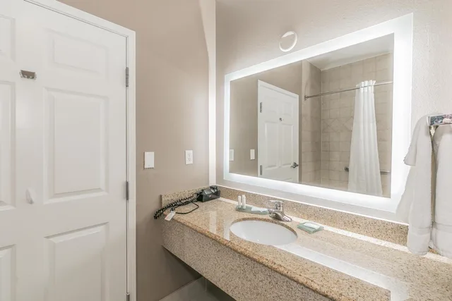 جناح رئاسي بحوض استحمام لذوي الإعاقة، La Quinta Inn and Suites by Wyndham Granbury 6/7
