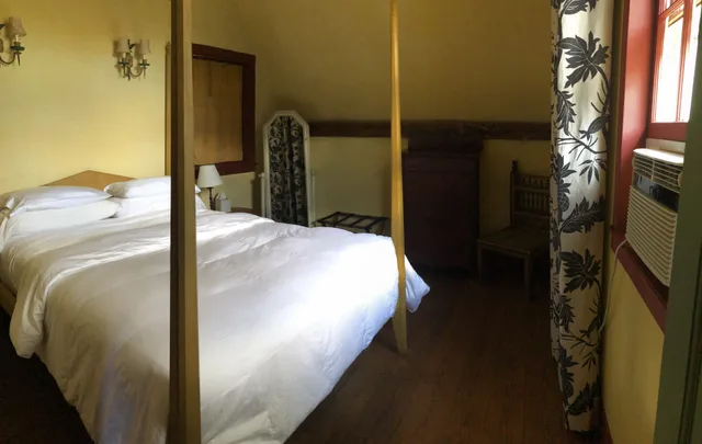 Master, Suite, Queen Bed، Gedney Farm 1/2