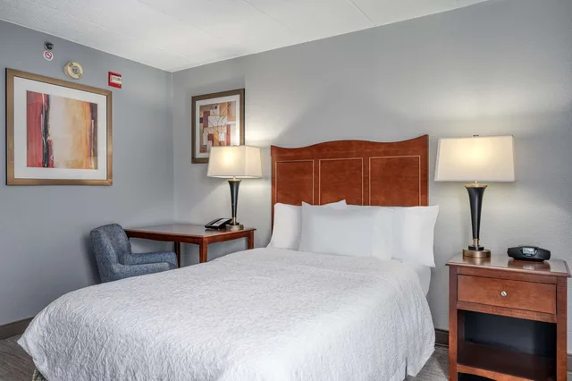 غرفة بسرير مزدوج بحوض استحمام لذوي الإعاقة، Hampton Inn Baltimore/White Marsh 1/4