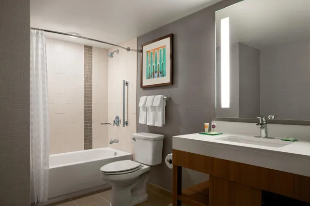 جناح بغرفتي نوم مع أريكة، Hyatt Place Minneapolis Downtown 5/6