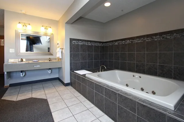 جناح بسرير كينج بحوض جاكوزي، New Victorian Inn and Suites 3/4