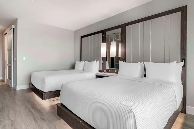 غرفة قياسية بسريرين كوين مع أريكة، Cambria Hotel Austin Uptown near the Domain 2/7