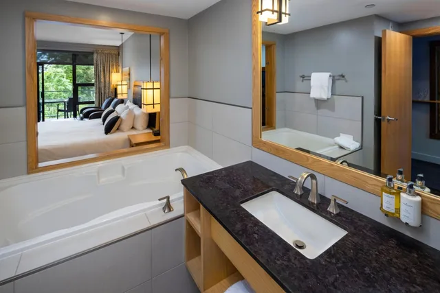 غرفة بسرير كينج بإطلالة على البحر، Brentwood Bay Lodge Spa 3/3