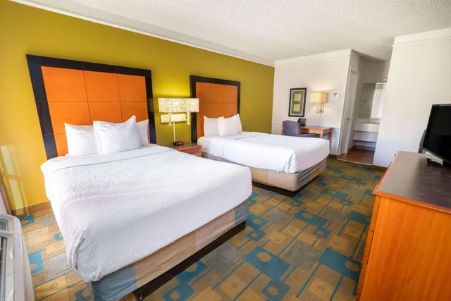 غرفة، Travelodge by Wyndham Phoenix North 1/1