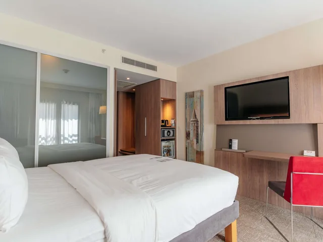 غرفة سوبيريور بسرير كوين، Novotel Istanbul Bosphorus Hotel 8/10