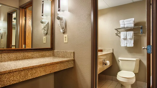 غرفة، Best Western Plus Kelly Inn and Suites 4/10