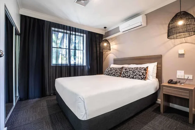 غرفة تنفيذية بسريرين منفصلين وسرير كوين بغرفتي نوم مع أريكة، Doncaster Apartments by Nightcap Plus 8/10