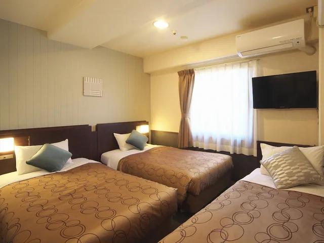 غرفة ثلاثية بسريرين منفصلين للمدخنين، Yokohama Heiwa Plaza Hotel 1/1