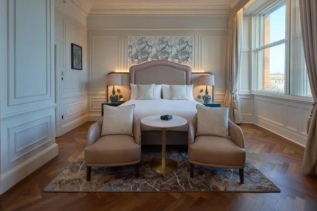 3 Bedrooms, Suite, Castle View, 3 Bathrooms, Living Area، The Caledonian Edinburgh, Curio Collection by Hilton 6/10
