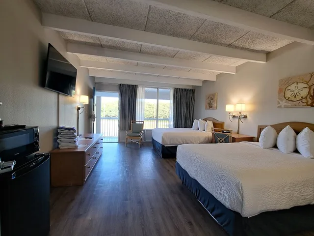 غرفة بسريرين مزدوجين، Days Inn & Suites By Wyndham Jekyll Island 2/10