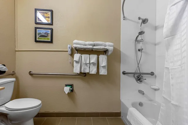 جناح بسريرين كوين لذوي الإعاقة، Comfort Inn and Suites Montgomery East Carmichael Rd 6/9