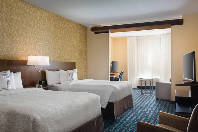 جناح تنفيذي بسريرين كوين بغرفة نوم واحدة مع أريكة، FAIRFIELD INN & SUITES DALLAS WEST/I-30 1/1