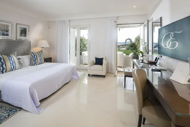 غرفة ديلوكس بسرير مزدوج بإطلالة على البحر بشرفة، Cap Estel 1/1