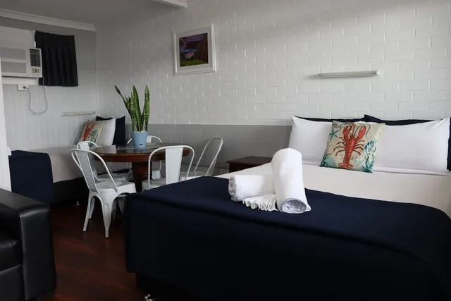 غرفة عائلية بسرير كوين وسرير فردي مع أريكة، Almare Tourist Motel 2/4