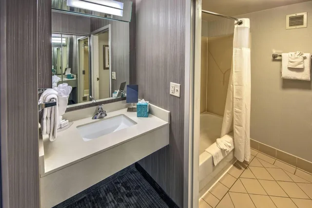 غرفة بسريرين كوين بإطلالة على الفناء بحوض استحمام لذوي الإعاقة، Courtyard by Marriott Springfield 3/3