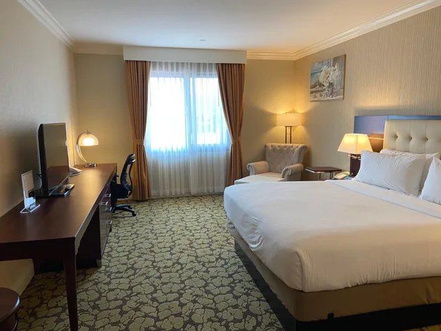 غرفة بريميوم بسرير كينج بمنطقة جلوس، Holiday Inn El Monte - Los Angeles 1/5