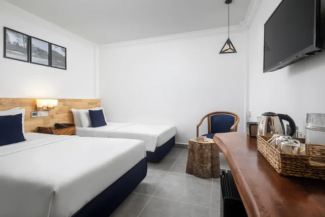 Standard, Twin Beds, No Window, Pacific Hotel 4/10