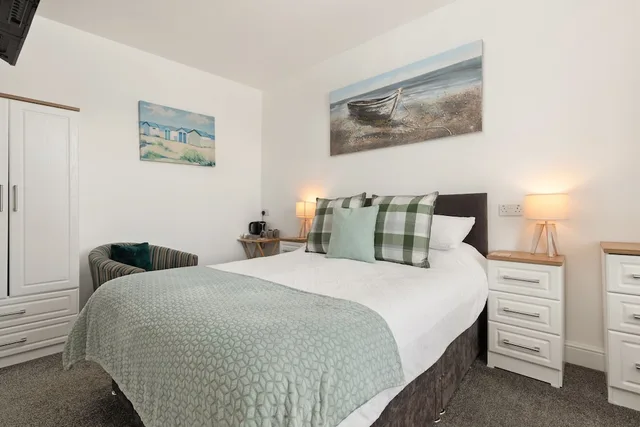 Deluxe, King Bed, Coach Guest House 2/7