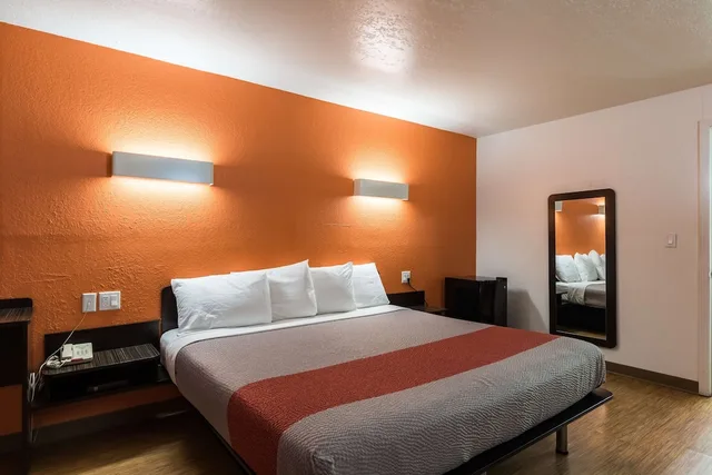 غرفة قياسية بسرير كينج بمطبخ صغير، Motel6 Uvalde, TX 5/10