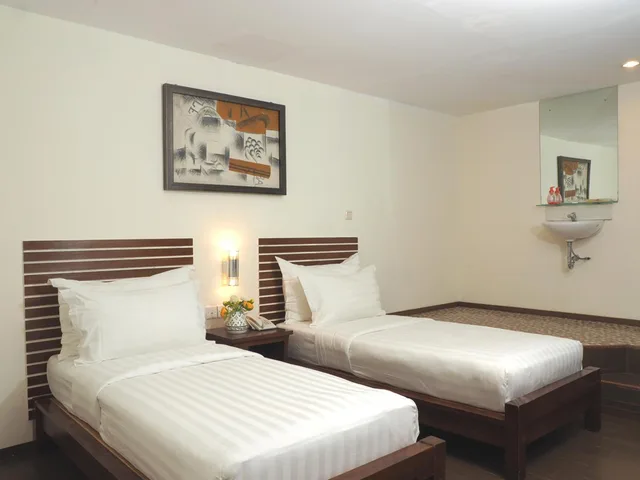 غرفة بسريرين منفصلين بحمام مشترك، d primahotel Melawai Blok M 2/5