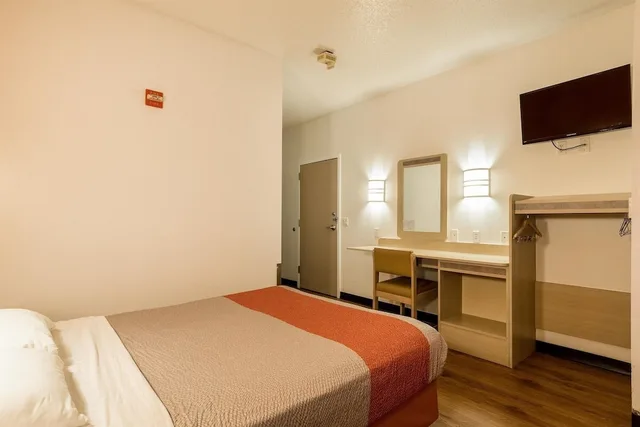 Suite, King and Queen Bed, Motel6 Newport, TN 1/7