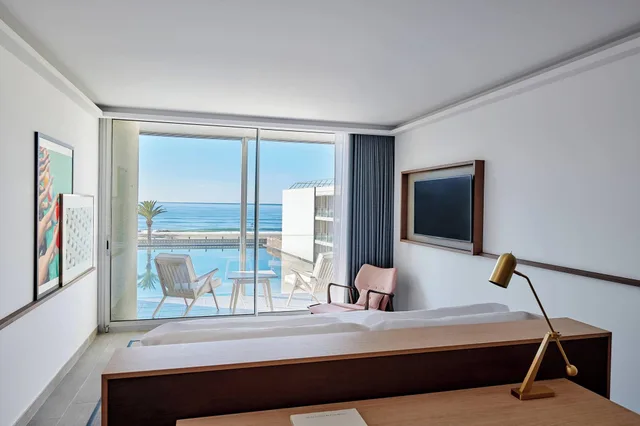 غرفة بريميوم بسرير كينج بإطلالة على البحر، Le Meridien Ra Beach Hotel And Spa 3/7