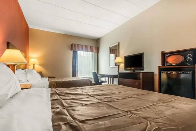 Room, 2 Queen Beds, Quality Inn & Suites Lawrenceburg 2/3