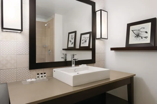 Open Plan, Suite, King Bed, Sofa، Country Inn and Suites By Radisson Belleville ON 4/5