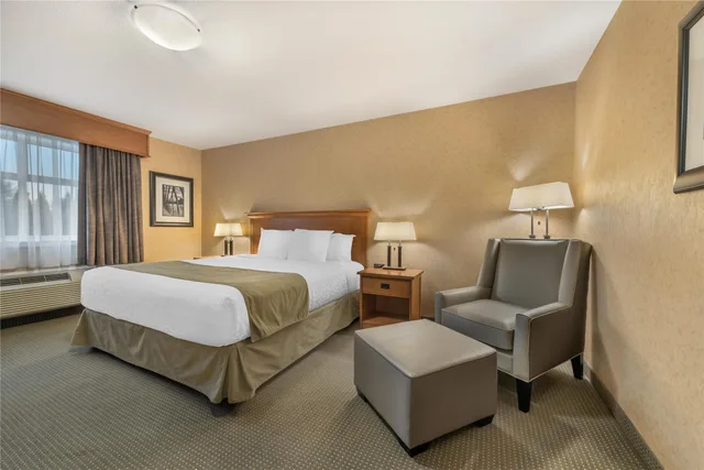 جناح بسرير كينج وسرير كوين بغرفة نوم واحدة مع أريكة، Best Western Sicamous Inn 3/6