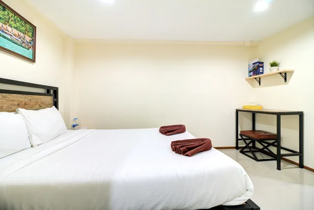 Standard, Queen Bed, No Window، Red Pin Inn 1/5