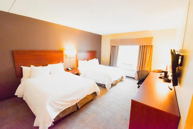Room, King Bed, Queen Bed, Canad Inns Destination Centre Garden City 2/4