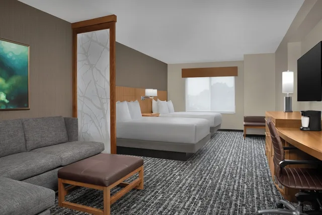 غرفة بسريرين كوين مع أريكة في طابق مرتفع، Hyatt Place Orlando/Lake Buena Vista 5/7