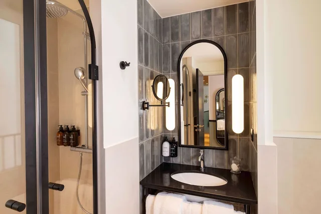 غرفة بسريرين منفصلين وسرير كوين، Hotel Grand Coeur Latin 8/8
