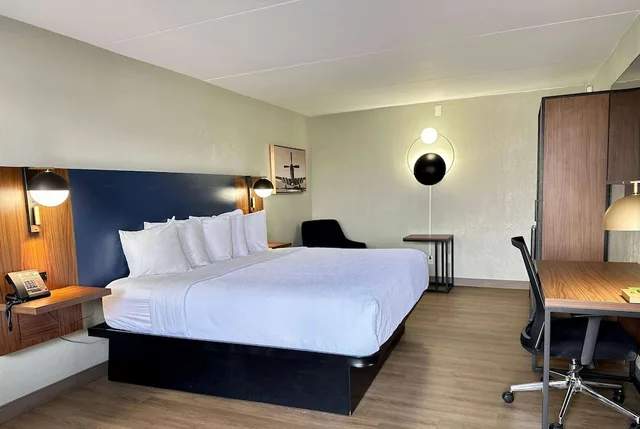 غرفة بريميير بسرير كينج، La Quinta Inn Huntsville Research Park 3/8