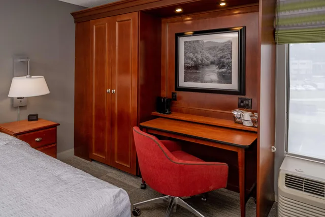 غرفة بسرير كوين، Hampton Inn Charleston-Downtown 7/7