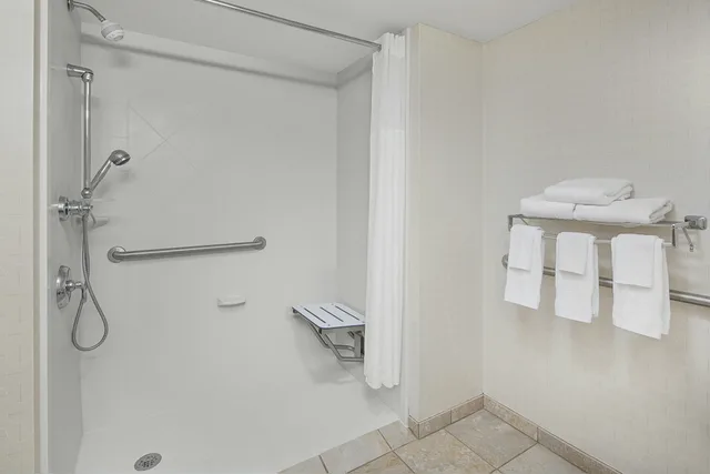 غرفة بسرير كينج لذوي الإعاقة، Hampton Inn Fairhopemobile Bay 4/5