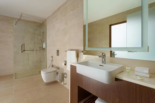 Room, King Bed, Partial View، Courtyard by Marriott Baku 6/8