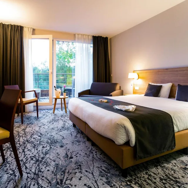 جناح جونيور بجاكوزي، Utopia Hotel 1/7