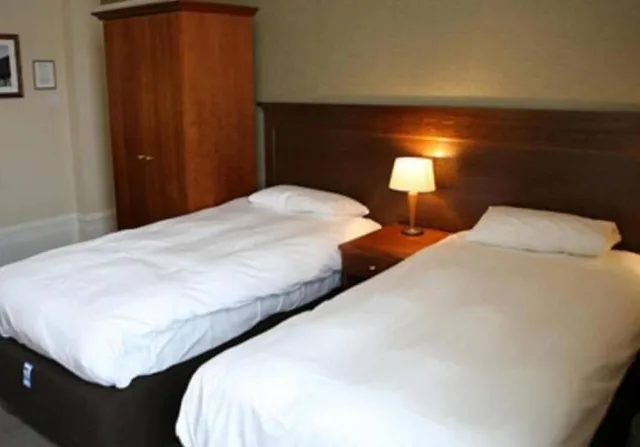 Room, Twin Beds, Raven Hotel 4/4