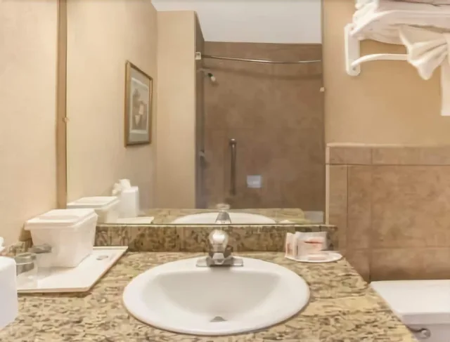 غرفة بسريرين مزدوجين، Ramada by Wyndham Fresno North 4/4