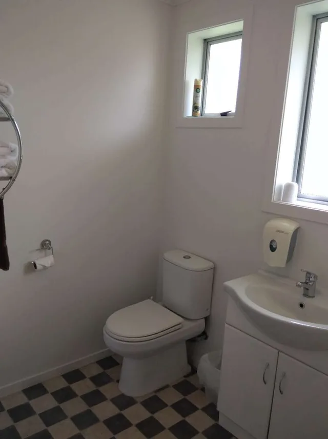 2 Bedrooms, Suite, 3 Beds, Kitchen, Queens Park Motels 2/2
