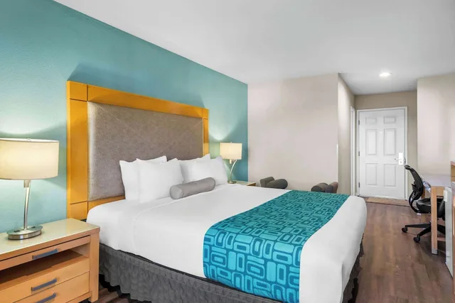 غرفة بسرير كينج لذوي الإعاقة، Howard Johnson By Wyndham Santa Cruz Beach Boardwalk 1/1